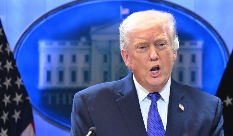 Trump dice que subirá el nuevo arancel global a un 15 %