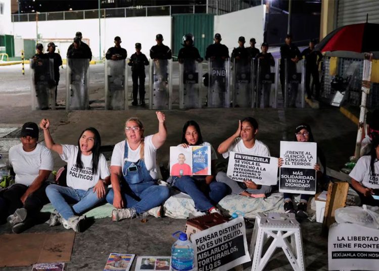Familiares de presos políticos cumplen 24 horas en huelga de hambre en Caracas