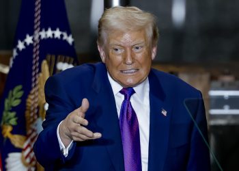 Trump dice que considera un ataque limitado para presionar a Irán