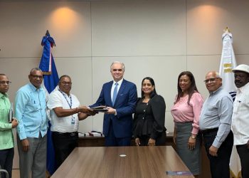 Corriente Magisterial Juan Pablo Duarte presenta propuesta de año sabático a ministro de educación