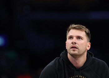 NBA sanciona a Luka Doncic con multa de 50,000 dólares por gesto hacia un árbitro