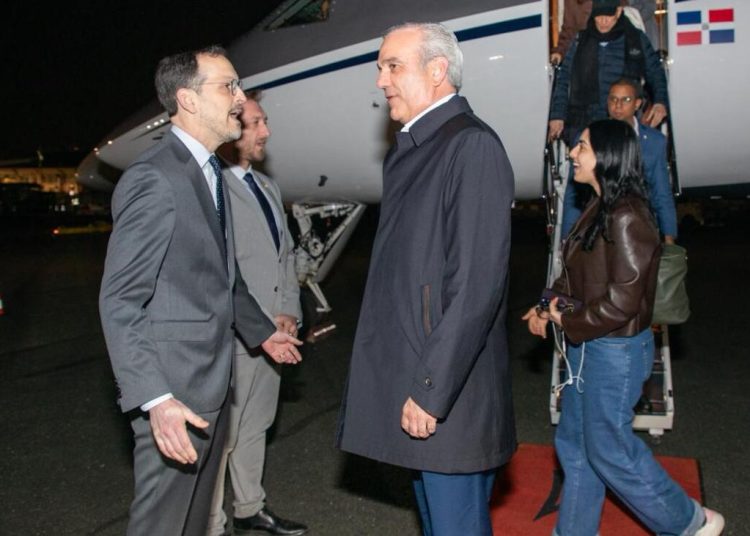 Abinader llega a París donde se reunirá con su homólogo Emmanuel Macron y participará en Foro Global Anticorrupción e Integridad