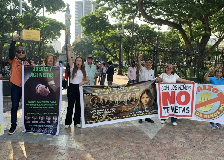 Grupos religiosos de Ecuador protestan contra fallo sobre cambio de género en adolescentes
