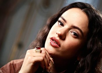Rosalía se disculpa por sus palabras sobre Picasso y admite falta de información al dirigirse sobre el tema