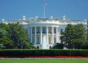 Gobierno de Trump desmantela programa de ayuda a inmigrantes de bajos recursos, según CBS
