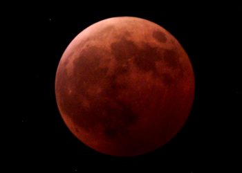 Un eclipse lunar total deja una ‘Luna de sangre’ desde Japón hasta América