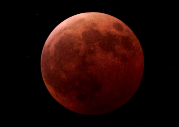 Un eclipse lunar total deja una ‘Luna de sangre’ desde Japón hasta América