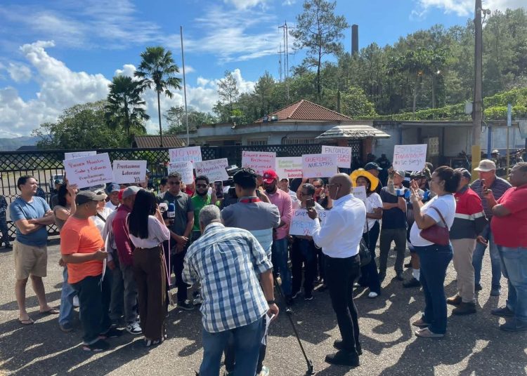 Trabajadores y contratistas de Falcondo denuncian incumplimiento en pago de prestaciones