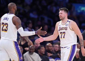 LeBron iguala récord histórico y Doncic brilla con 60 puntos en triunfo de Lakers
