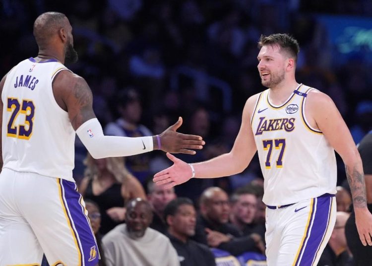 LeBron iguala récord histórico y Doncic brilla con 60 puntos en triunfo de Lakers