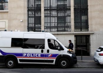 Detienen a hombre que intentaba detonar artefacto explosivo frente a banco en París