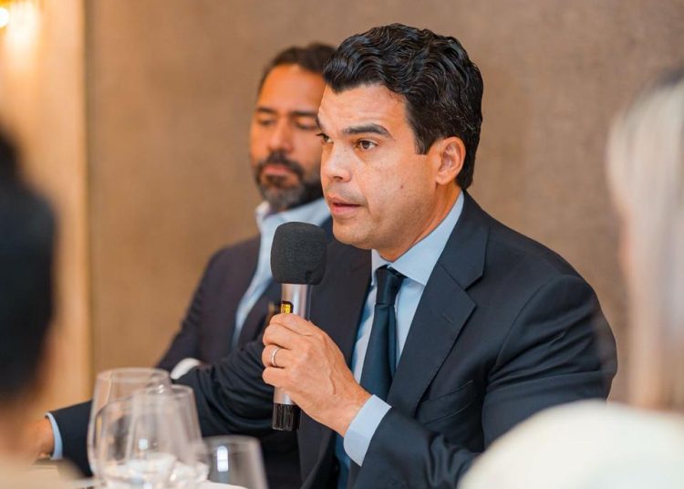 La Mesaza inicia su temporada con Wellington Arnaud y pone el agua en el centro del debate