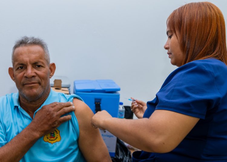 Migración inmuniza contra Hepatitis B a 75 empleados en el Centro de Interdicción de Haina