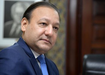 Abel Martínez critica que se detenga el tránsito para dar paso a funcionarios