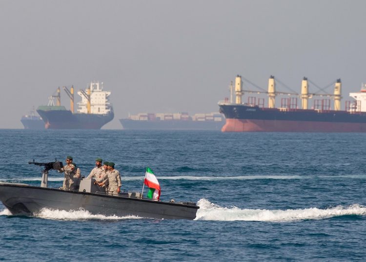 Guardia Revolucionaria iraní: «El estrecho de Ormuz ha sido cerrado, atacaremos y quemaremos cualquier barco que pase por él»