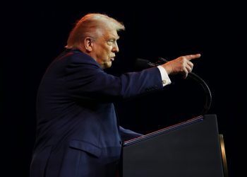 Trump amenaza con próxima «represalia» por ataque contra la Embajada de EE.UU.