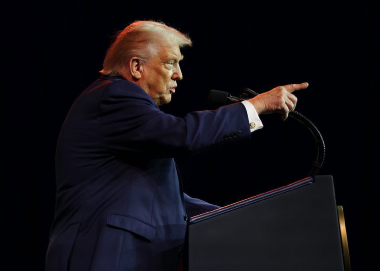 Trump amenaza con próxima «represalia» por ataque contra la Embajada de EE.UU.