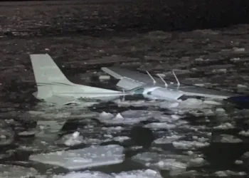 Una avioneta se estrella en un río helado en Nueva York y sus dos tripulantes salen ilesos