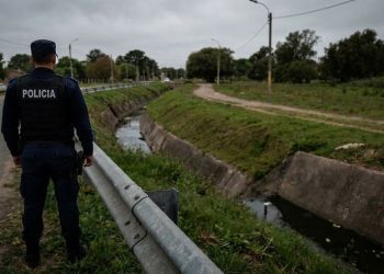 Hombre mató a golpes a su hijo y lo tiró a una zanja en Uruguay