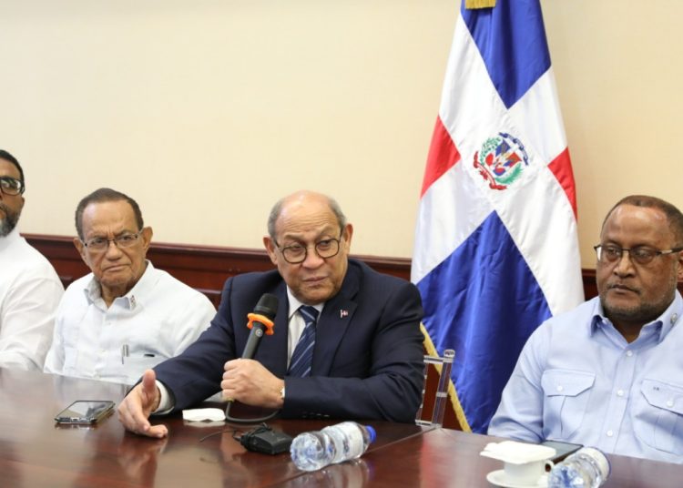 Ministro del Mescyt presenta reforma y recibe apoyo sindical