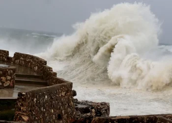 COE recomienda a pequeñas embarcaciones permanecer en puerto por oleaje anormal