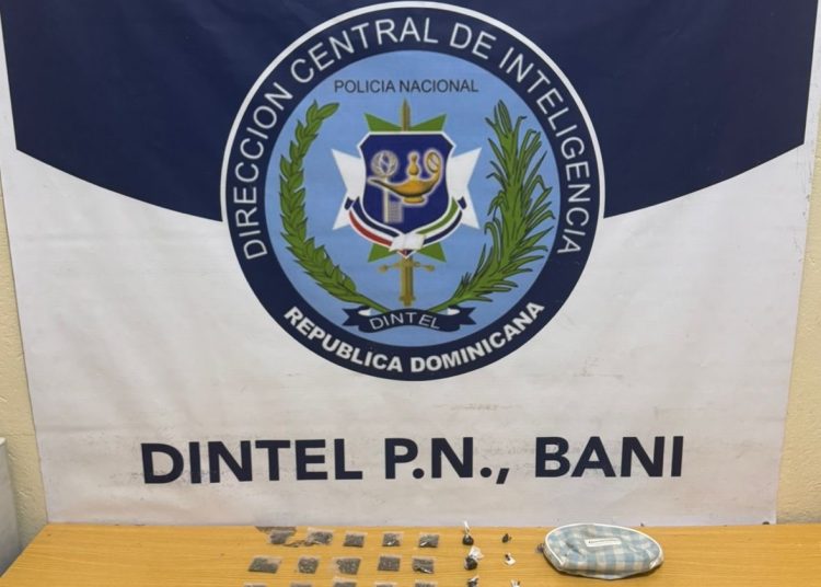 Policía y DNCD intervienen puntos de droga en la zona norte de Baní y realizan varios arrestos