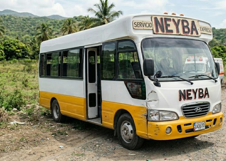 Accidente entre autobús y motocicleta deja un fallecido en tramo Azua–Santo Domingo
