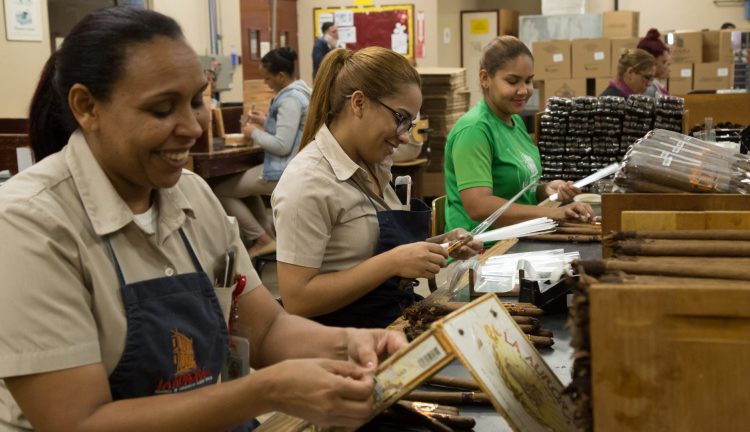 Cantidad mujeres con préstamos formales supera ya la de hombres