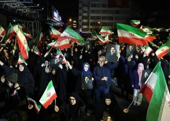 Irán dice haber golpeado varios puntos de Israel y países del Golfo