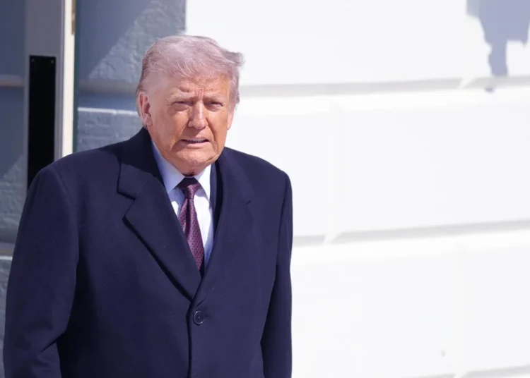 Trump luce un sarpullido en el cuello, que su médico atribuye a un tratamiento preventivo