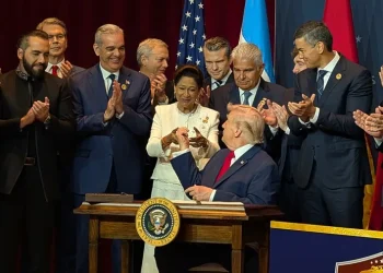 Trump dice ante algunos mandatarios latinoamericanos: «No voy a aprender su maldito idioma»