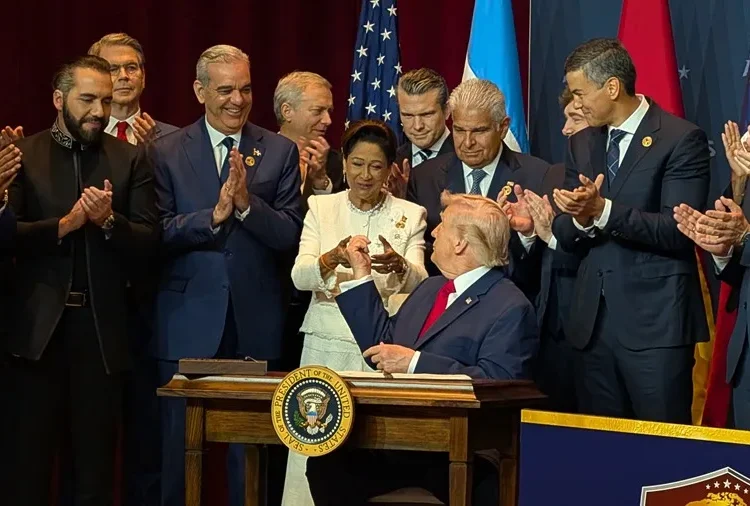 Trump dice ante algunos mandatarios latinoamericanos: «No voy a aprender su maldito idioma»