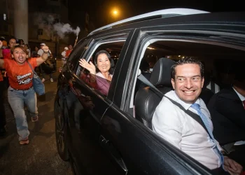 Keiko Fujimori dice tener la fuerza para gobernar Perú, pero la acusan de liderar pacto mafioso