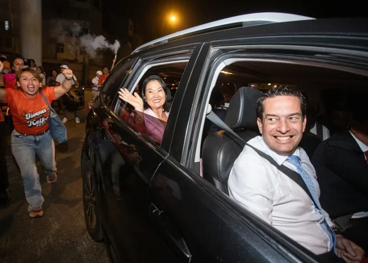 Keiko Fujimori dice tener la fuerza para gobernar Perú, pero la acusan de liderar pacto mafioso