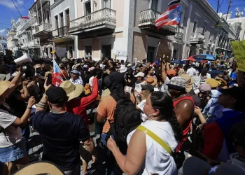 Miles protestan en Puerto Rico contra proyecto turístico-residencial en la costa suroeste