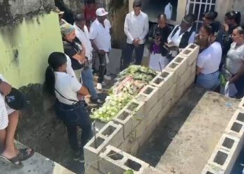 Sepultan a niña de seis años que falleció tras caída en el baño en San Cristóbal