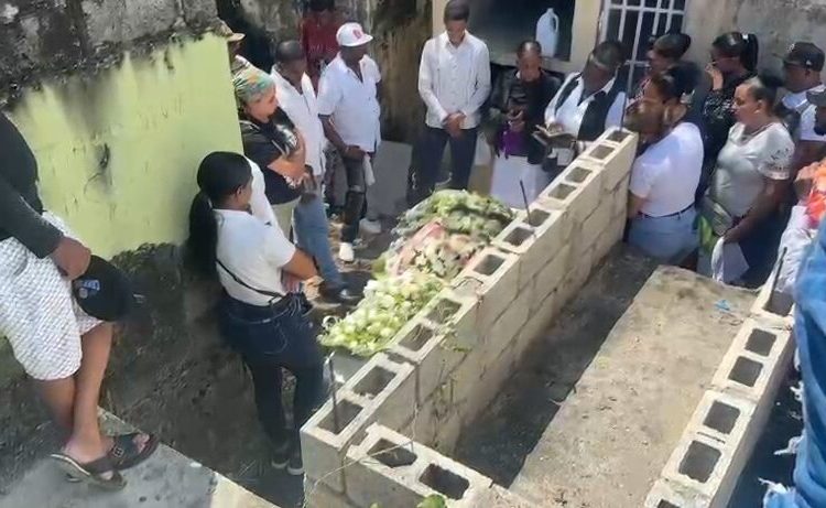 Sepultan a niña de seis años que falleció tras caída en el baño en San Cristóbal