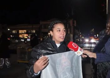 Santiago Matías cumple el sueño de una fan y honra la memoria de su hermano al firmarle una bandera en Boston