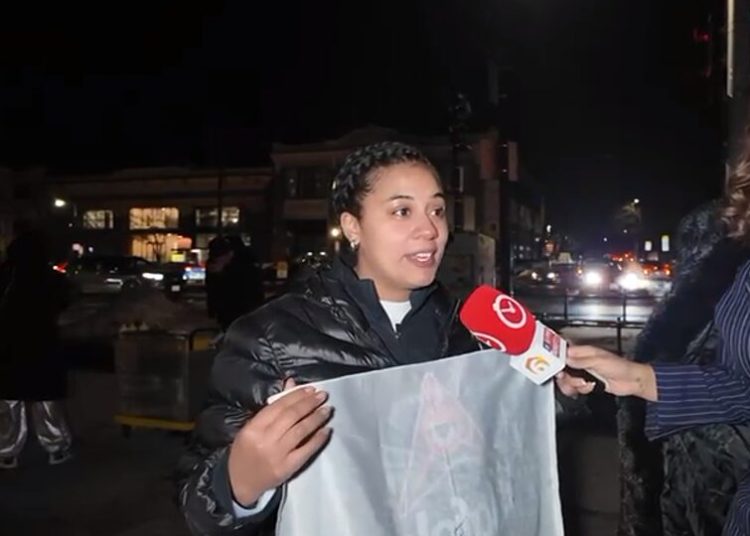 Santiago Matías cumple el sueño de una fan y honra la memoria de su hermano al firmarle una bandera en Boston