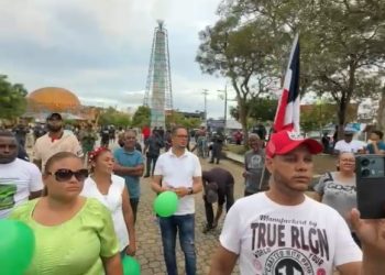 Con amplia presencia policial ciudadanos marchan en Cotuí por situación de la Presa de Hatillo