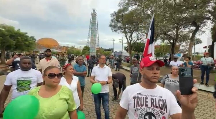 Con amplia presencia policial ciudadanos marchan en Cotuí por situación de la Presa de Hatillo