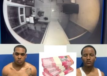 Cámaras captaron el momento en que los dos ladrones sustraen dinero en San Cristóbal
