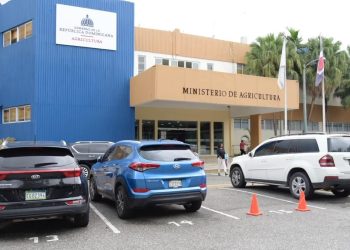 Cancelados en Agricultura exigen nuevo ministro les pague los vehículos que les financió el anterior