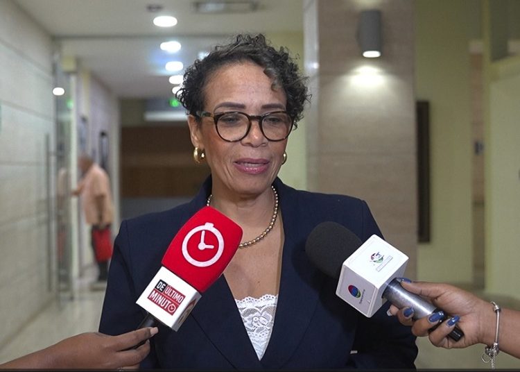 Dr. Hichez destaca importancia de la salud mental y los valores durante presentación del libro “La Marca de Siete Mujeres”