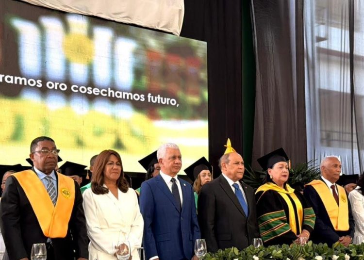 MESCyT exhorta a 623 nuevos profesionales de UTECO a prepararse para la Cuarta Revolución Industrial
