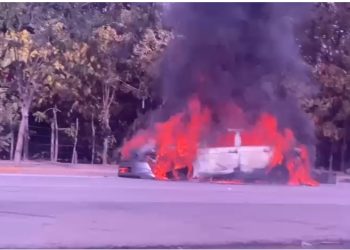 Vehículo se incendia frente a supermercado en San Francisco de Macorís; no se reportan heridos
