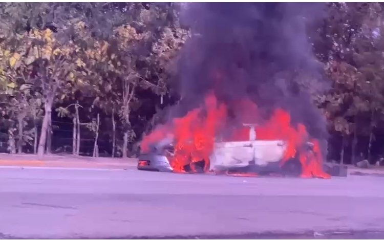 Vehículo se incendia frente a supermercado en San Francisco de Macorís; no se reportan heridos