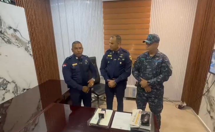 Coronel William Batista entrega mando policial en Jarabacoa a coronel J. González