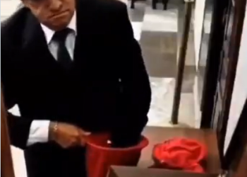 Captan a presunto colaborador robando limosna en la Catedral de Tehuacán de Puebla, México