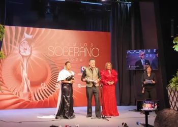 Fonseca recibe Soberano especial y reafirma su conexión con la música dominicana